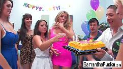 Samantha festeggia il suo compleanno con un orgia selvaggia e folle